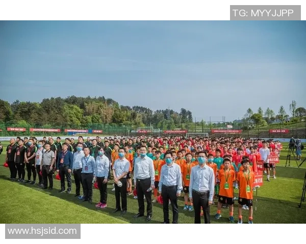 西瓜霜足球明星助力青少年体育发展展现青春活力与拼搏精神